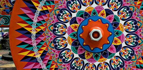 Un ombrello colorato con un disegno decorativo.