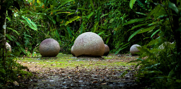 Un gruppo di rocce nel mezzo di una foresta.