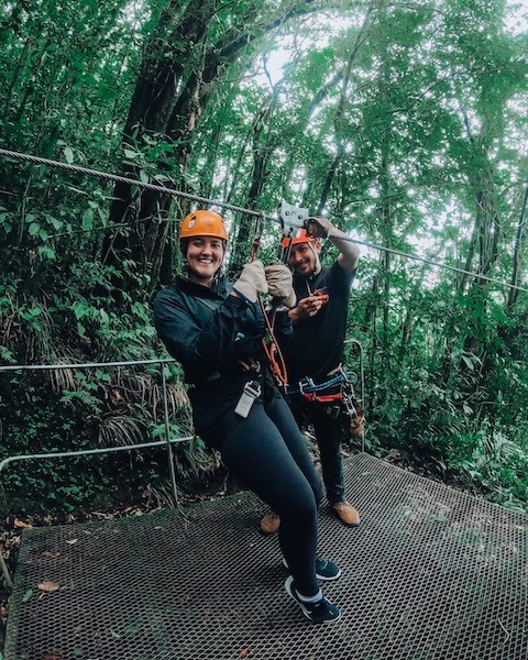 Donna che fa ziplining