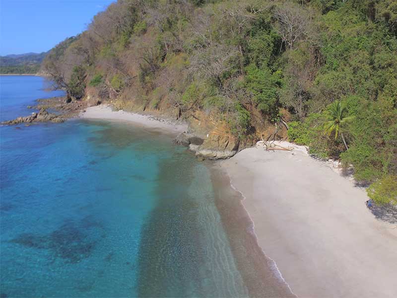 Una foto di una spiaggia.