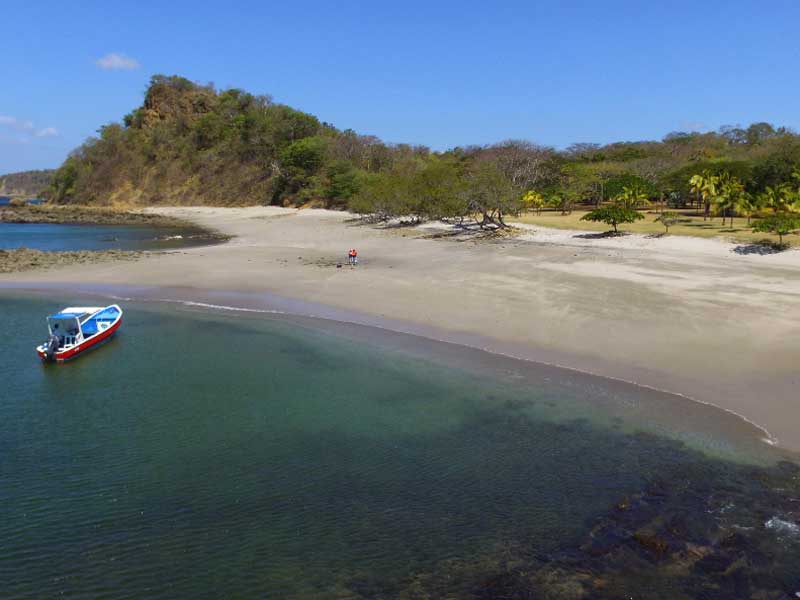 Una foto di una spiaggia.