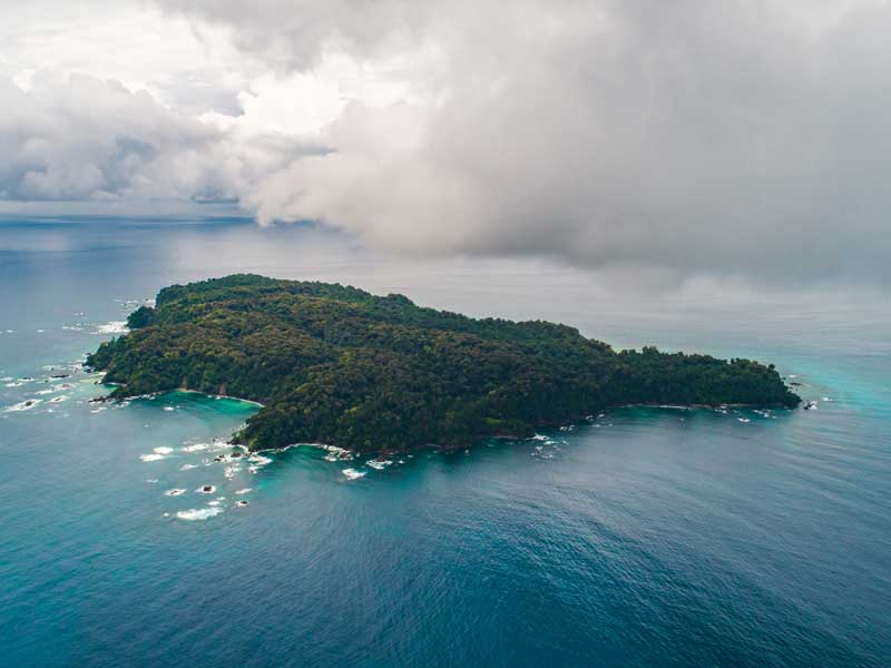 Una piccola isola in mezzo all'oceano.