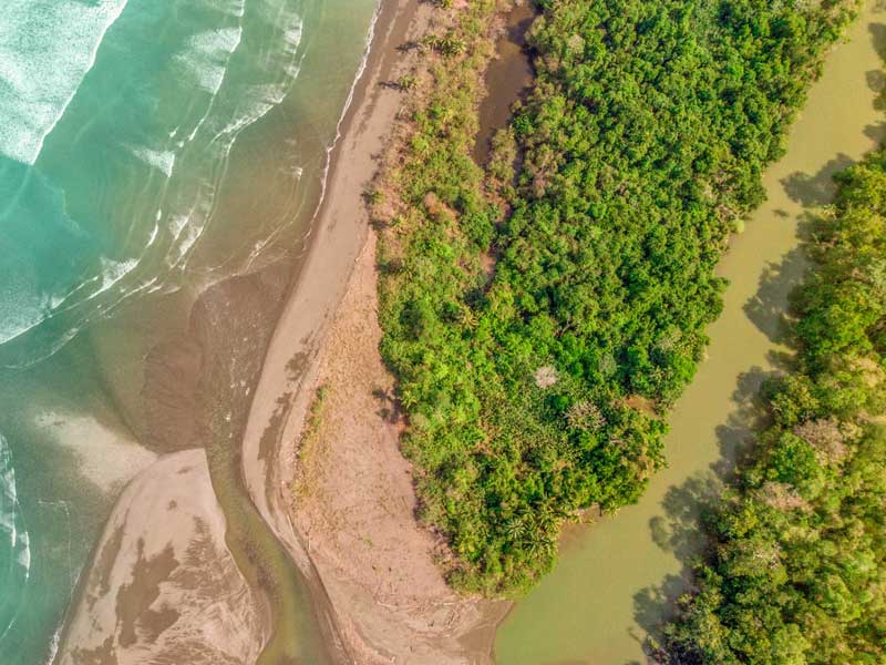 Vista aerea di una spiaggia e di uno specchio d'acqua.
