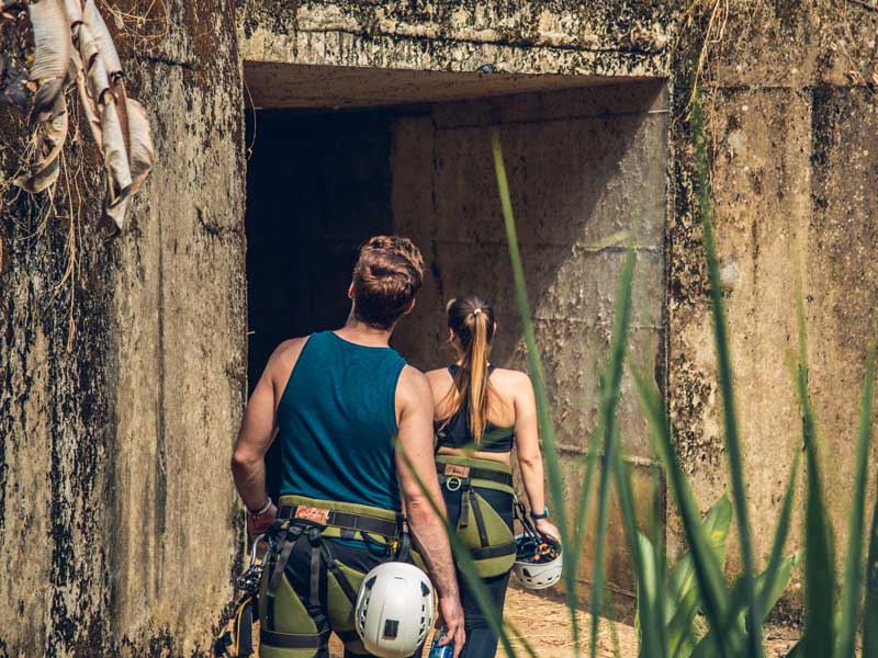 Un uomo e una donna che escono da una grotta.
