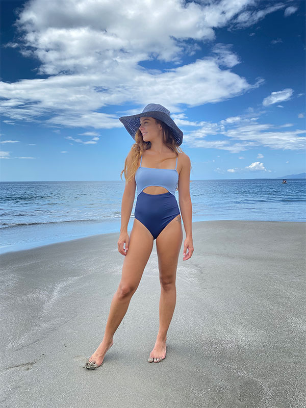 Una donna in bikini su una spiaggia.