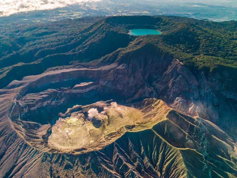 Una vista aerea di una catena montuosa con un lago al centro.
