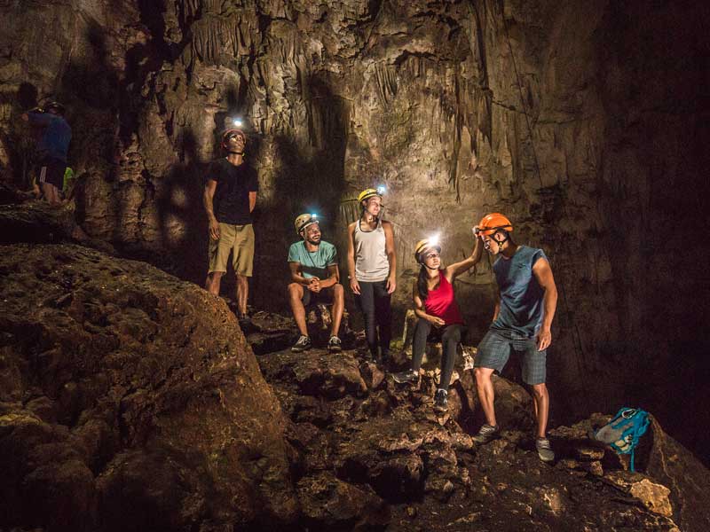 Un gruppo di persone in piedi in una grotta.