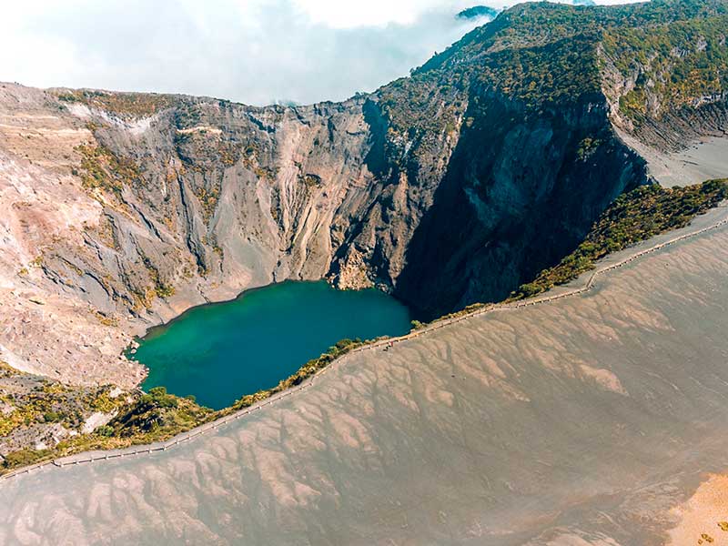 Vista aerea di una montagna e di un lago.