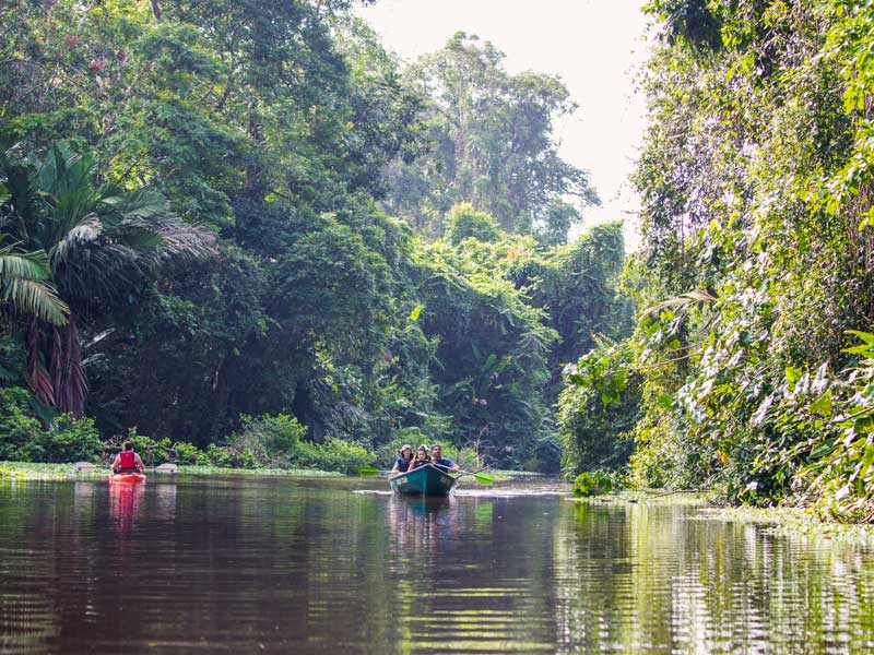 Un gruppo di persone a bordo di una barca in un fiume.