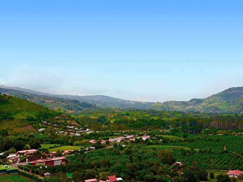 Una vista panoramica di una piccola città in montagna.