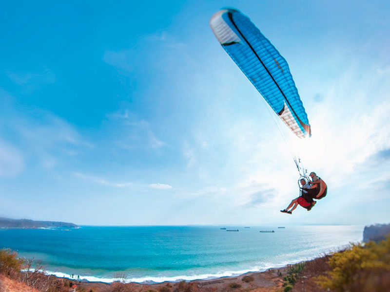 Un uomo che vola nell'aria mentre cavalca un kiteboard