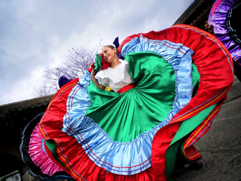 Una donna con un abito colorato che balla.