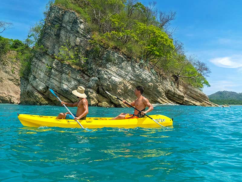 Un paio di persone in kayak.