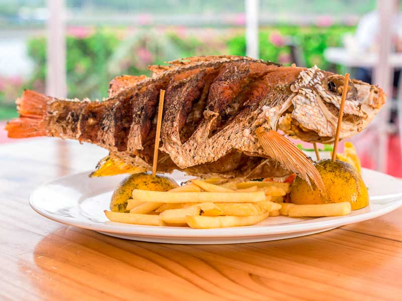 Un piatto di cibo su un tavolo di legno.