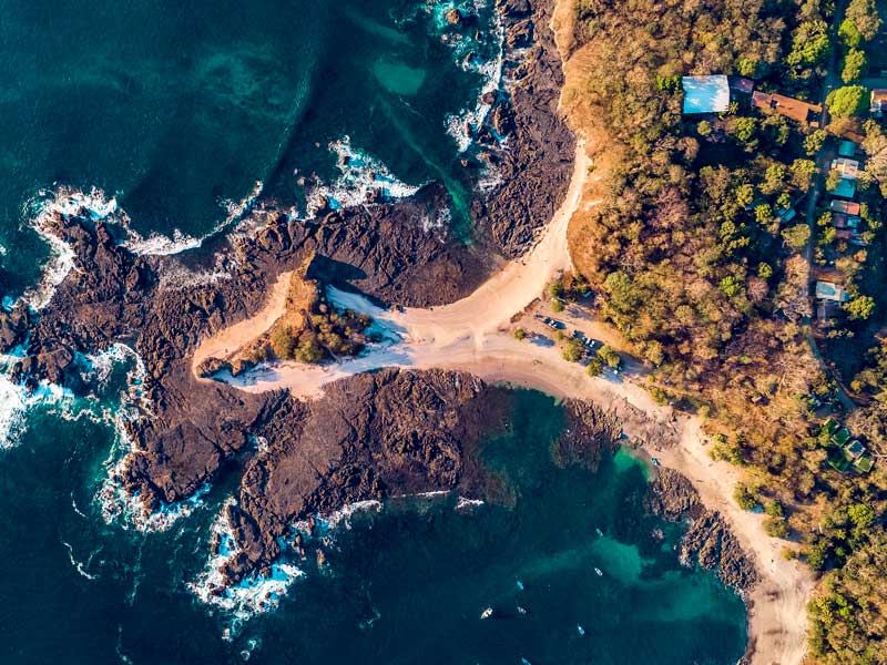Vista aerea di una spiaggia e dell'oceano.