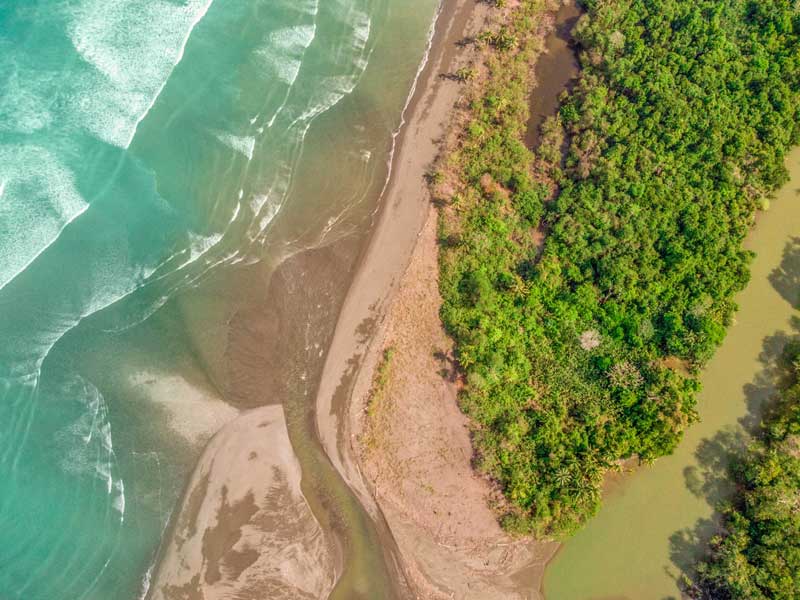 Vista aerea di una spiaggia e di uno specchio d'acqua.