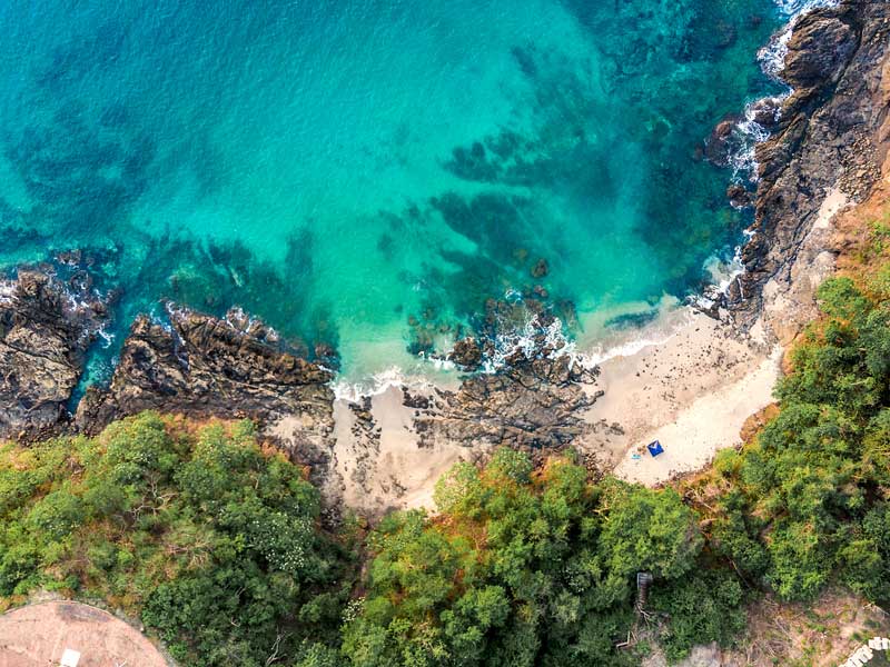 Vista aerea di una spiaggia e di uno specchio d'acqua.