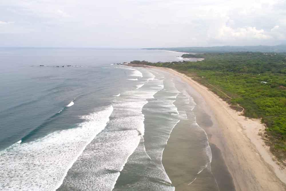 Vista aerea di una spiaggia e dell'oceano.