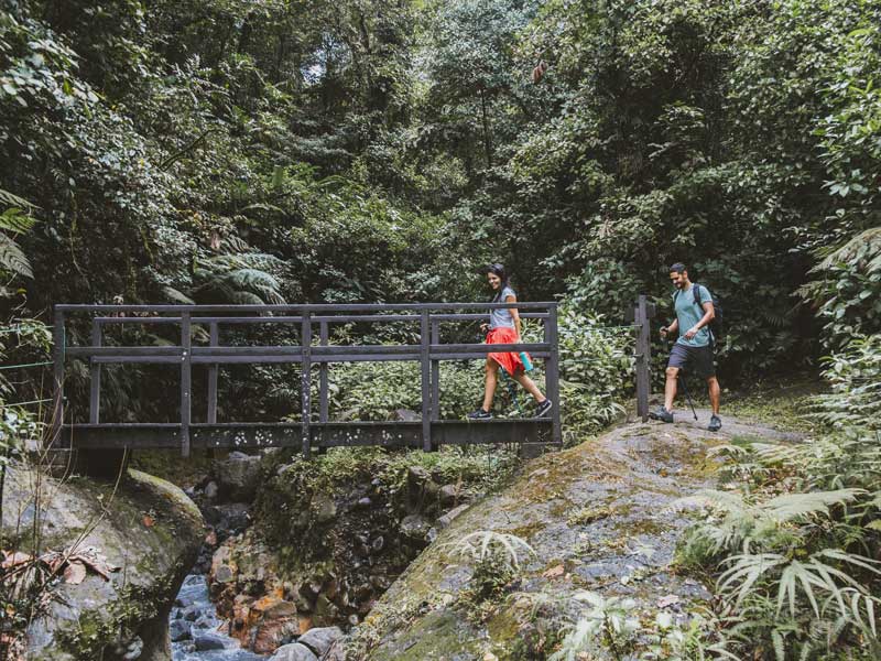 Una coppia di persone in piedi su un ponte.