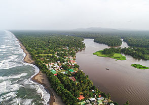 Vista aerea di un'isola tropicale con spiaggia.