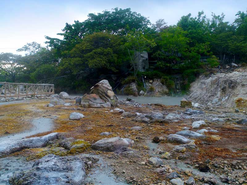 Un grosso masso appoggiato su un campo di terra battuta.