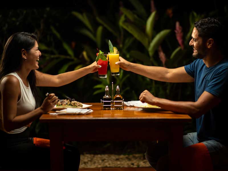 Un uomo e una donna seduti a un tavolo con dei drink.
