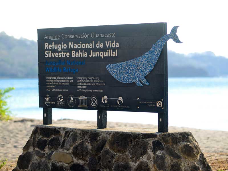 cartello da spiaggia per il rifugio nazionale della fauna selvatica