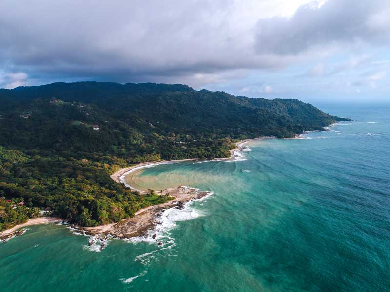 Veduta aerea di una spiaggia e di un'area boschiva