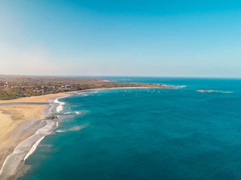 vista aerea dell'oceano e della spiaggia