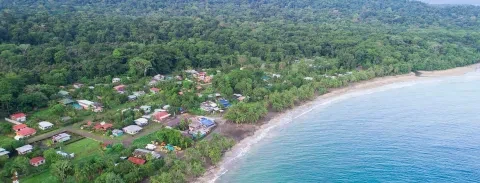 Una vista aerea degli hotel affacciati sull'oceano