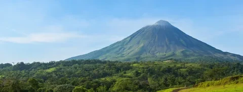 Una splendida vista sulla collina verdeggiante con la sua rigogliosa giungla