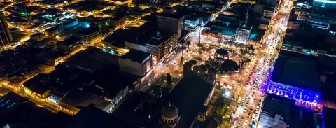 Vista aerea di tutti gli hotel della Central Valley di notte