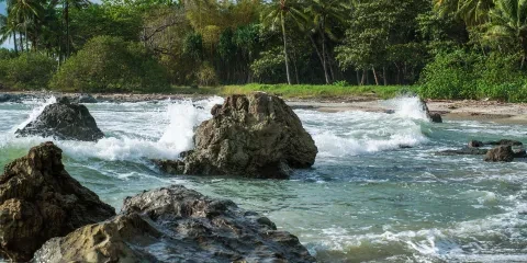 fiume con rocce