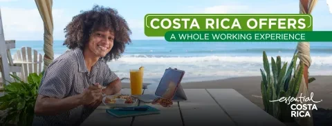 Persona che lavora in spiaggia con cibo e bevande