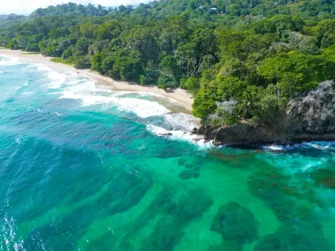 Immagine aerea della Costa Rica Caraibi ripresa da un drone