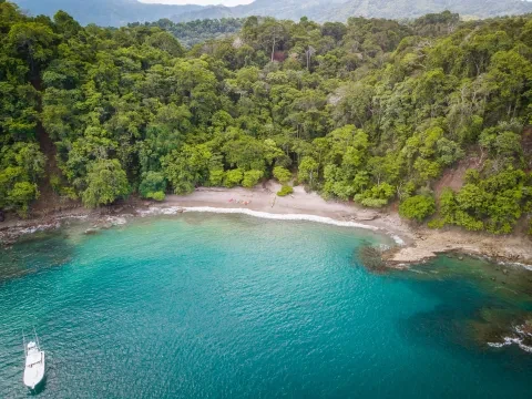 La spiaggia di Agujas a Puntarenas, Costa Rica. Incontaminata dall'intervento umano