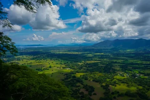 Splendida vista aerea del paesaggio montuoso della Costa Rica nel Parco Nazionale di Barra Honda