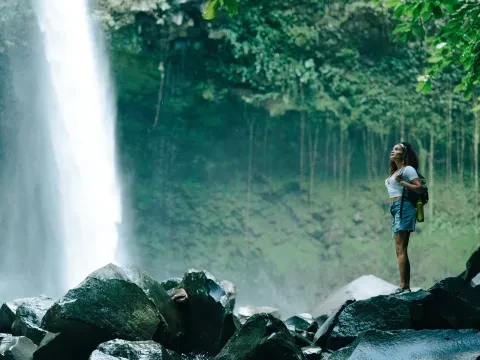 una donna vicino a una cascata