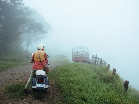donna su motorino scooter