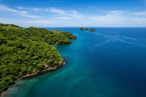 Playas del Coco, Hermosa Beach con le sue verdi montagne, la baia e gli yacht in Costa Rica