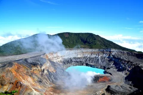 Il cratere e il lago del vulcano Poás in Costa Rica