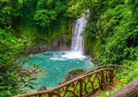 Cascata e piscina naturale dalle acque turchesi del Rio Celeste nel Parco Nazionale del Vulcano Tenorio
