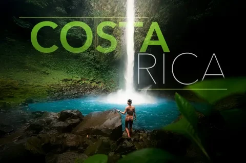 Donna davanti a una cascata nella giungla del Costa Rica