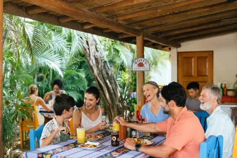 una famiglia che cena insieme al ristorante