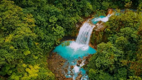 Vista aerea di una cascata nella giungla