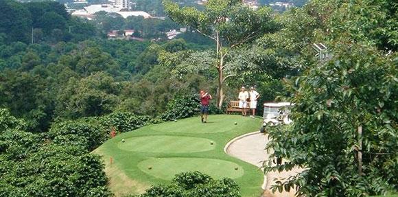 buca da golf a mountain cliff