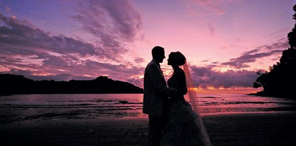 sposi sulla spiaggia al tramonto