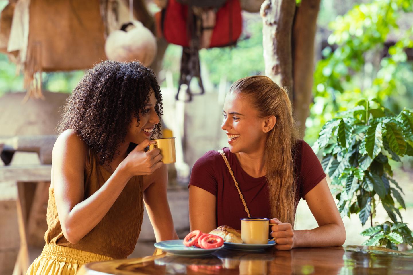 donne che bevono caffè-el-sitio-don-pedro-nicoya