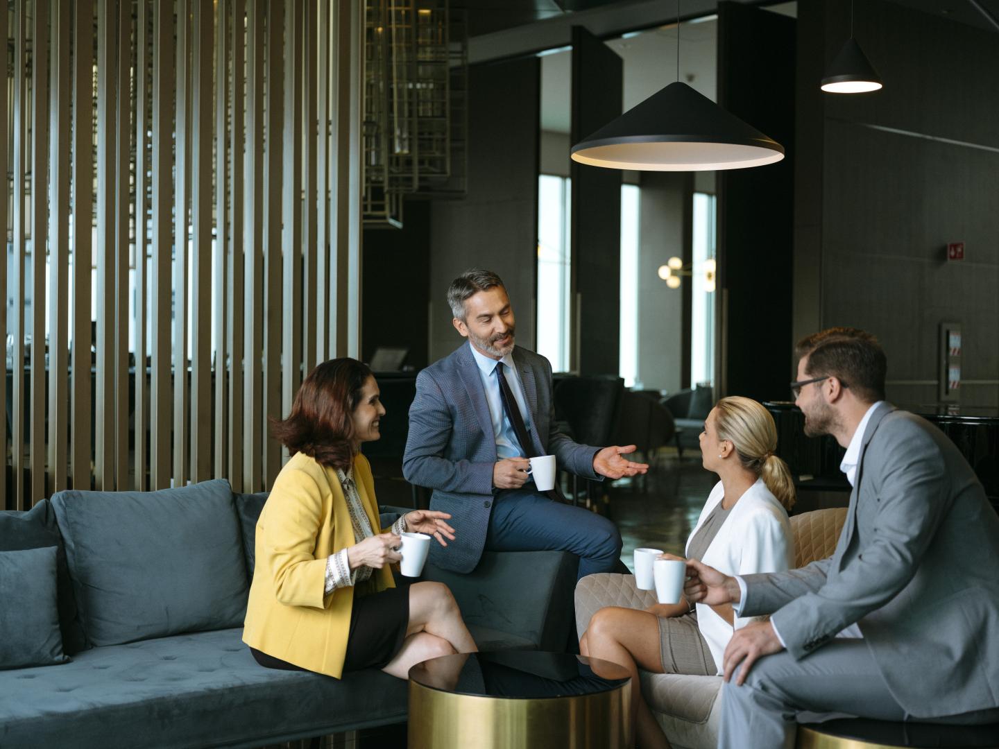 gruppo di professionisti a colloquio con il caffè