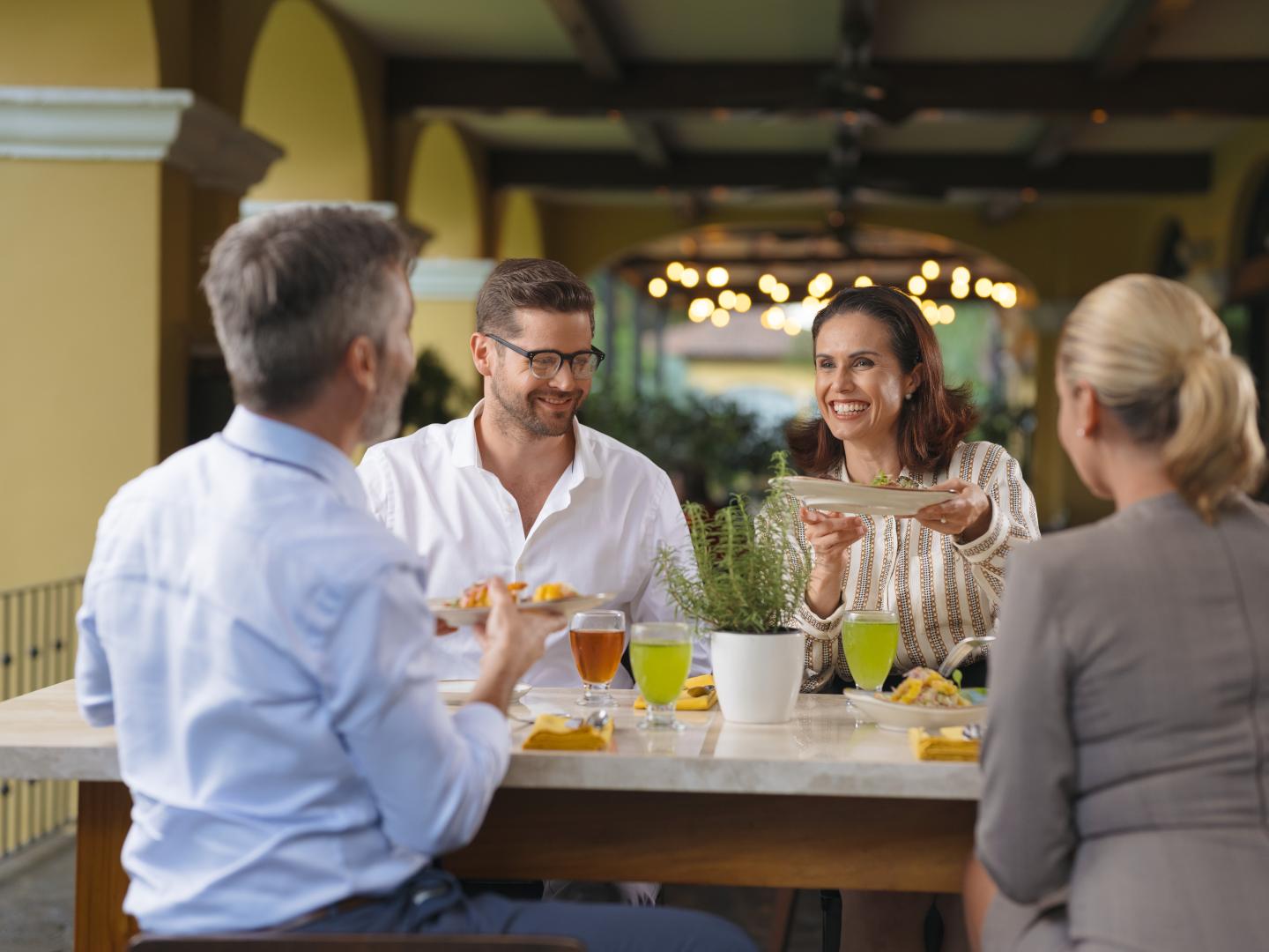 Gruppo di persone che consuma un brunch